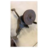 Hand crank grinding wheel