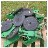 JD 7200 corn planter closing units