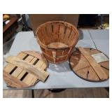 1/2 bushel basket with 2 lids
