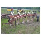 International 720, 5 bottom plow International 720, 5 bottom plow