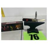 Roof Rider two Blade red fox anvil is for display