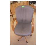 ADJUSTABLE / SWIVEL DESK CHAIR W/ OAK ARMS & FEET