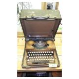 VINTAGE ROYAL TYPEWRITER IN CASE