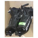 ATOMIC CROSS COUNTRY SKI BOOTS (SIZE 9.5)