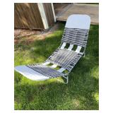 FOLDING LOUNGE CHAIR