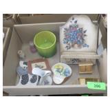 HAND PAINTED SHELF,  GREEN PLANTER (CRACKED)>>>