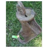 VINTAGE CAST IRON PUMP (BROKEN HANDLE)