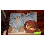VTG WOODEN CLOTHESPINS IN CLOTHESPIN APRON,>>>