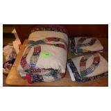 QUILT W/ 2 PILLOW SHAMS  80 x 02