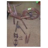 VINTAGE SPINNING WHEEL (COMPLETE?)