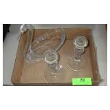 VTG RAINBOW GLASS SWAN & PAIR OF VTG CANDLESTICK>>