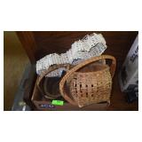 VINTAGE SPLINT BASKET W/ WOOD HANDLE (WIS. DELLS>>