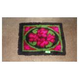 VINTAGE LATCH HOOK RUG 27 x 20