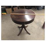 1 DRAWER CLAW FOOT TABLE