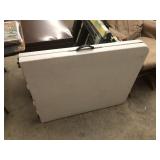 FOLDING TABLE