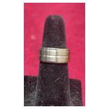 Ring w/ Etched Stiff Spinner sz 85