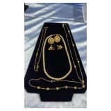 4 Vintage Gold Tone Necklaces, 2 Vintage Earrings 4 Vintage Gold Tone Necklaces, 2 Vintage Earrings