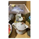 Small Tea Pot and 5 Cups Small Tea Pot and 5 Cups