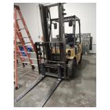Cat  FORKLIFT,  12 FT LIFT  propane powered