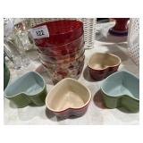 L E CREUSET 4pc heart set + plastic bowls