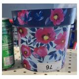 2 lots of 5  plastic flowerpots  2x$