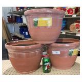 (3)    plastic flowerpots  3x$