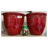 (2)  12" plastic flowerpots  2x$