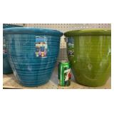(2) 12" Plastic flowerpot. 2x$