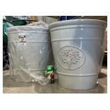 4 grey larger plastic pots 4x$