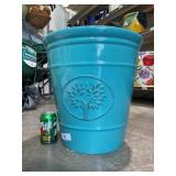 4 teal plastic larger pots  4x$