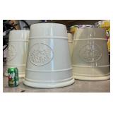 4 cream larger plastic pots 4x$