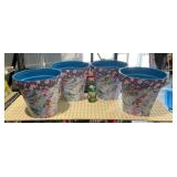 4 plastic flowerpots