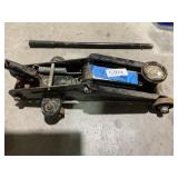 Garage floor jack with handle