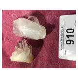 2 pieces of quartz crystal points