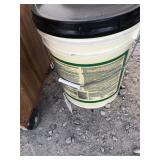 5 gallon bucket of Henry driveway resurface 532