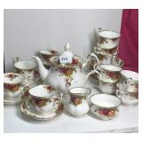 Royal Albert "Old Country Roses" Tea Pot, Cream,