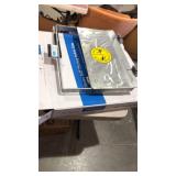 Self closing safety gate