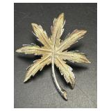(D) Vintage Maple Leaf Brooch Gold Tone