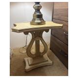 20ï¿½ x 18ï¿½ End Table(Lamp Sold Separately)