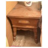 22ï¿½ x 28ï¿½ End Table