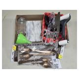 (M) Cheese Slicer & Kitchen Utensils