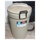 Rubbermaid Trashcan 32 Gallon