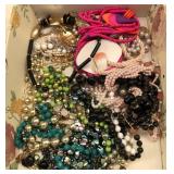 U - MIXED LOT OF COSTUME JEWELRY (MA15)