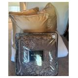 Y - QUEEN BEDDING & ACCENT PILLOWS (DM6)