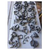 P - LOT OF SCAFFOLDING CLAMPS & HOOKS