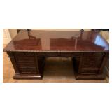 P - PHILIPE  LANGDON  EXECUTIVE DESK (T12)