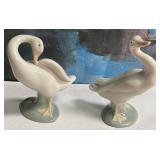 N - PAIR OF WHITE GEESE FIGURINES (H91)