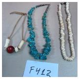 394 - LOT OF 3 NECKLACES (F412)