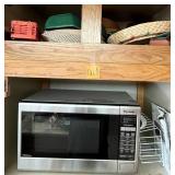 L - MICROWAVE OVEN, BASKETS & MORE (G14)