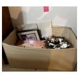 L - DECOR WREATH, FRAMES, COLLECTIBLES (C47)